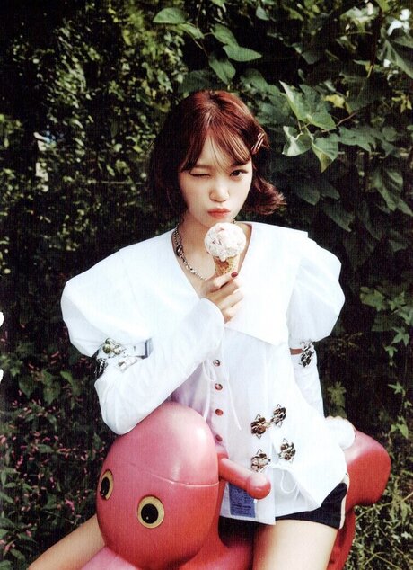 Kim Chaewon sexy model pic