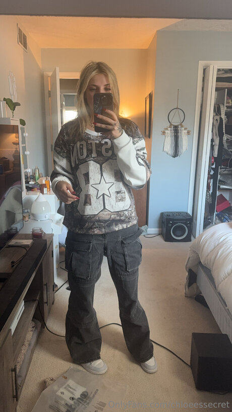 chloeessecret nude model pics