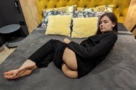 honeyyykate art model photo