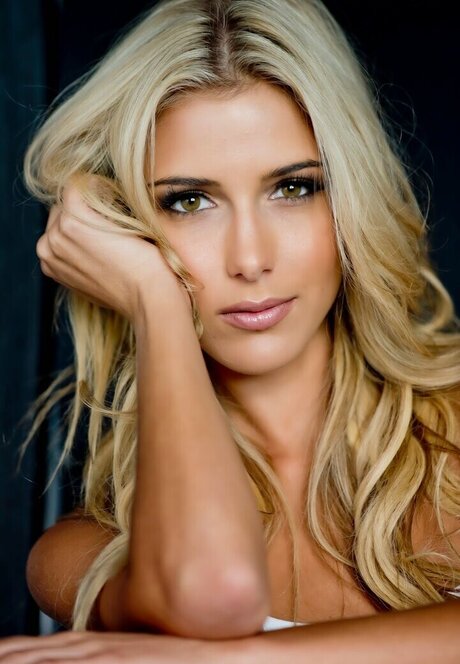 Taryn Morris beautiful star img