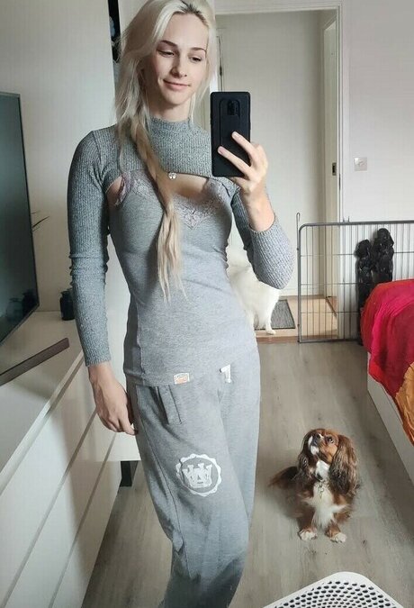 Amyzzin erotic model pic