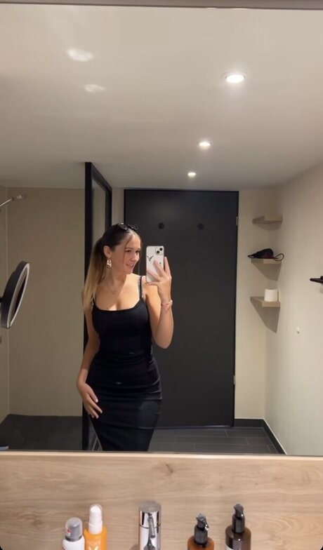 Wieke art model image