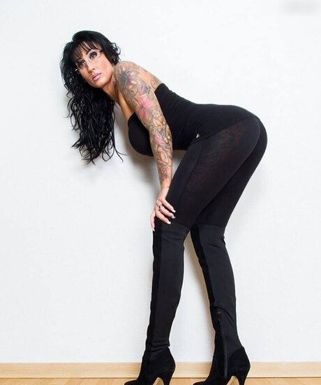 Sari Sander naked model pics