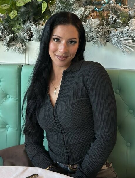 Allison Royalty pretty pornstar pictures