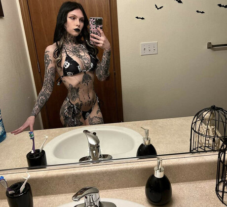 Tyniquewebster model perfect pictures