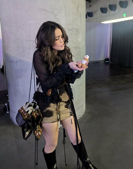 Valkyrae model top photos