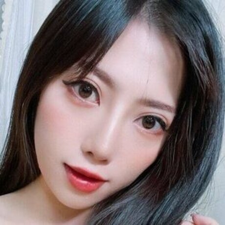 Momo Rose star top pictures