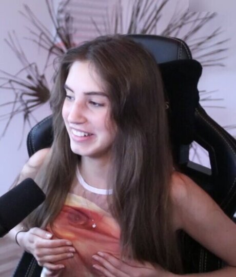 Yonca naked model photos