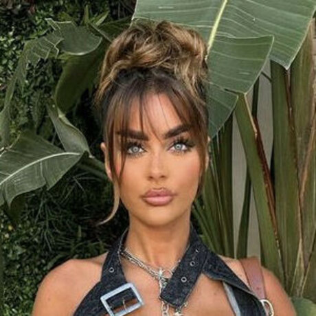 Niamh Sumners xxx pornstar img