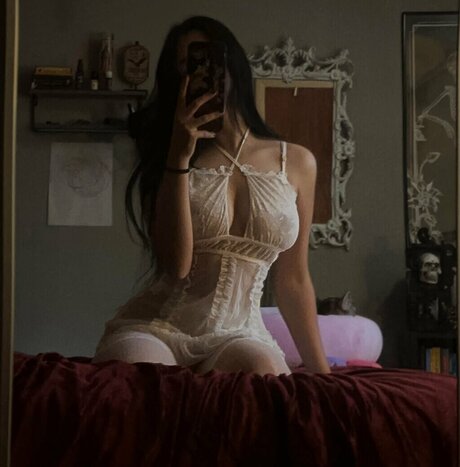 ratedreign model nude photo