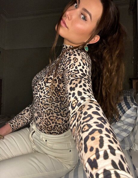 V ctoria7 model free pic