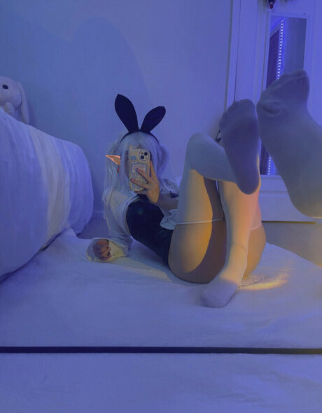 komocos model nude picture