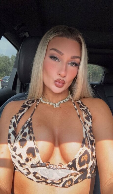 Izzi Dame model sex photos