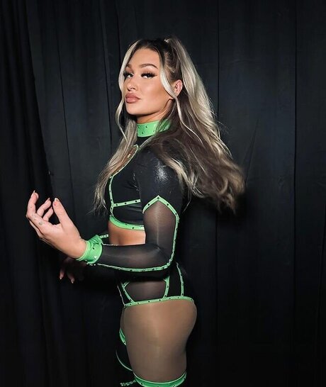 Izzi Dame pornstar sexy galleries