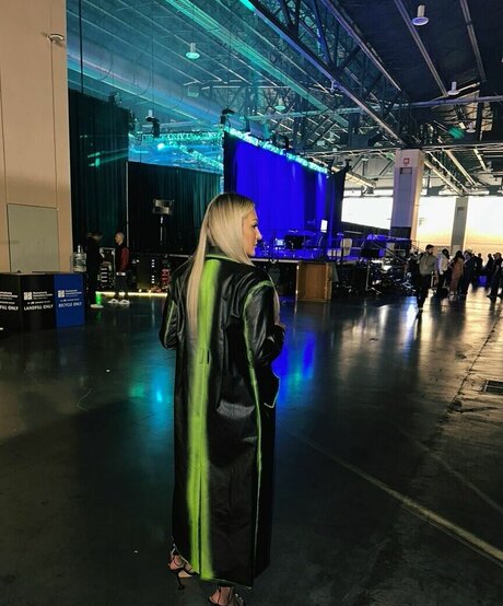 Izzi Dame nude model photos