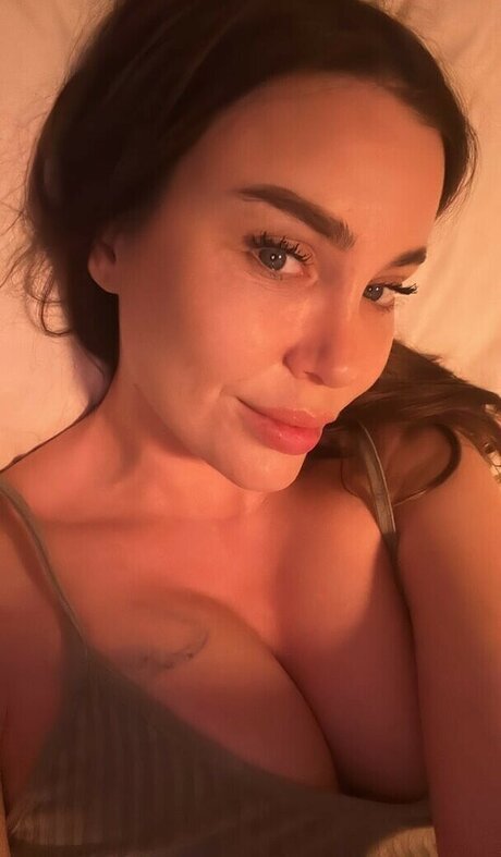 Es1nce nude star photos