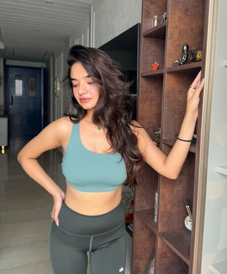 Anushka Sen star adult img