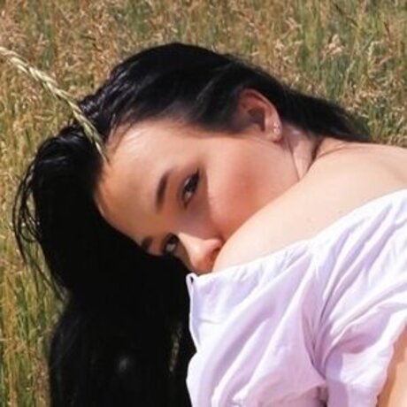 Caroline Ellin star top picture