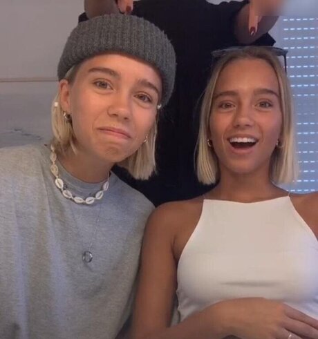 Lisa und Lena model pretty pics