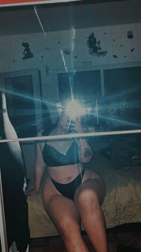 Ellyyelly naked star pics