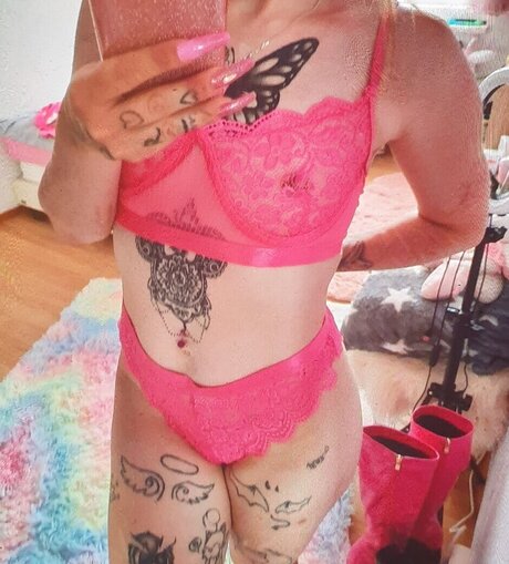 x no interest x model free image