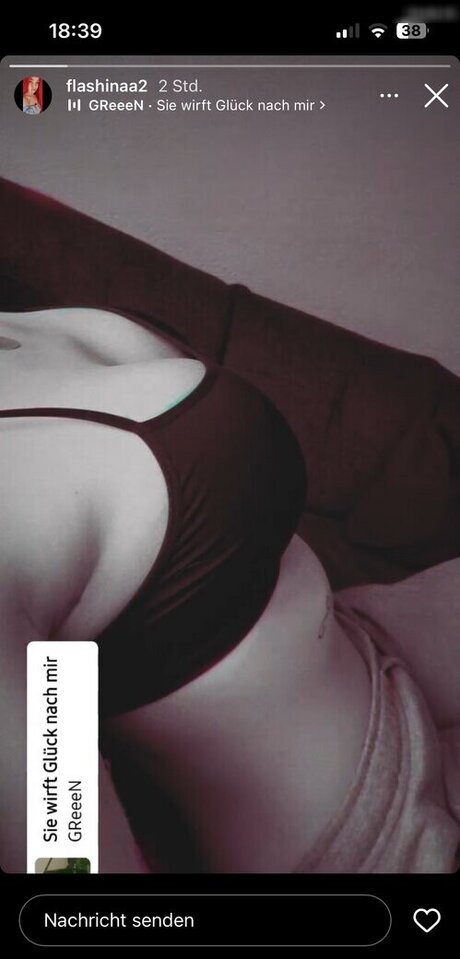 Flashinaa naked model pictures