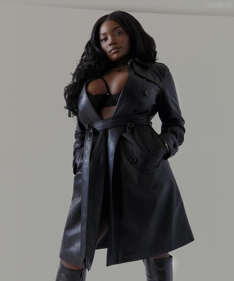 Mirriam Amber model perfect image