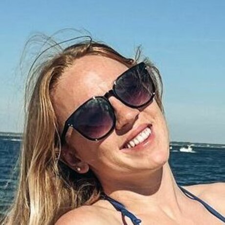 Molly Carlson star sexy image