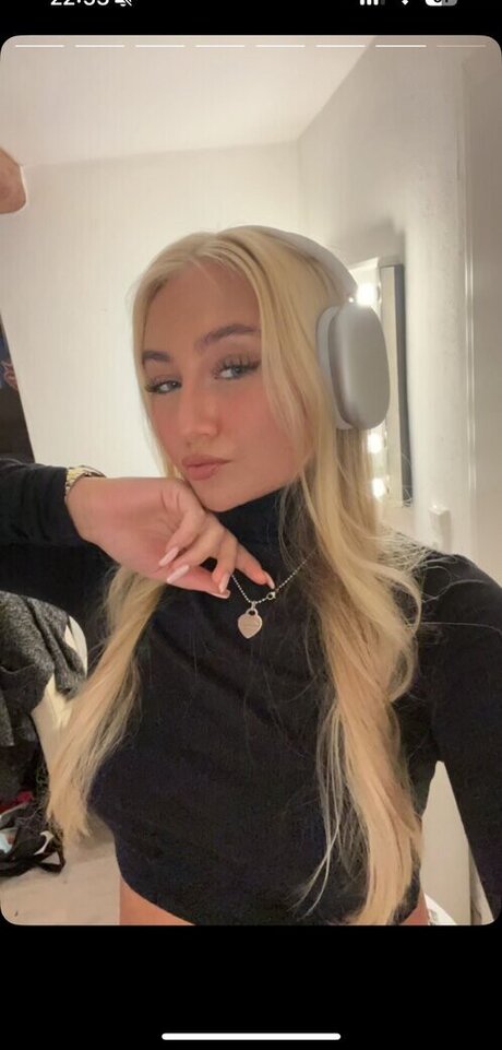 Lara Charlottee perfect actress photo