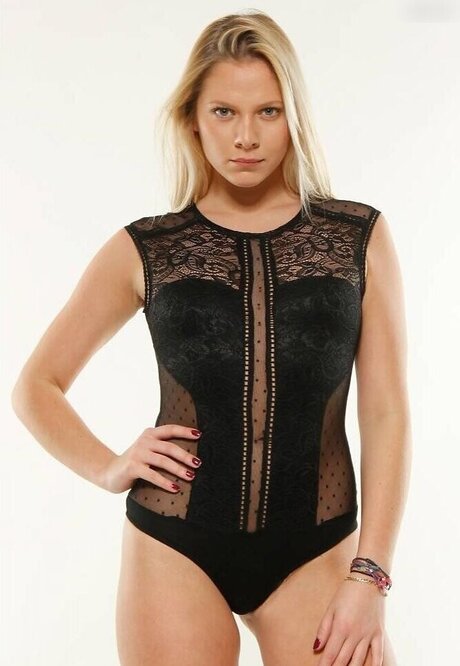 Cheyenne Pahde sexy model img