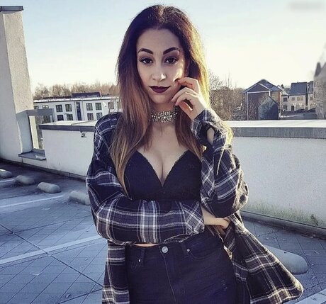 Amira Wirth art model image