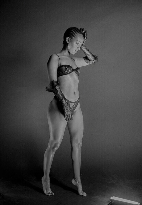 Honnete Bas sexy model pics