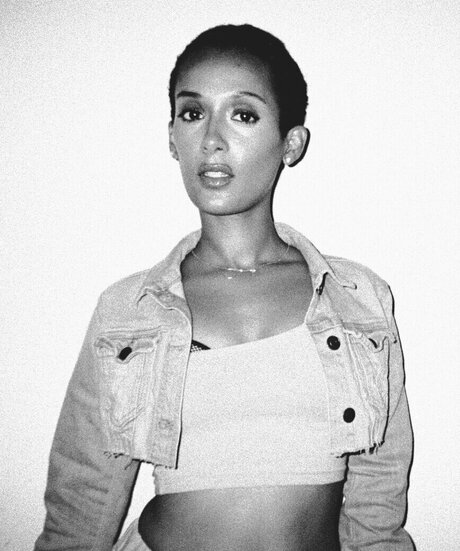 Honnete Bas nude actress img