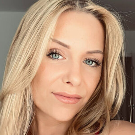 Emily Becker sexy model images