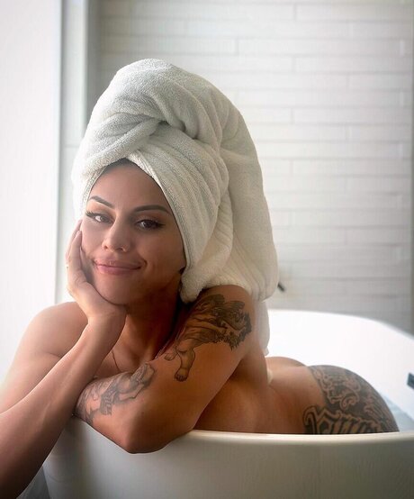 Breezy Foxx xxx model photos