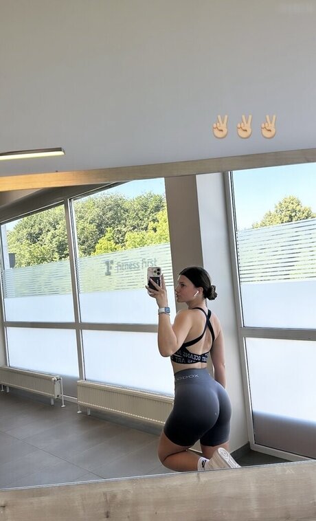 Chanel Silberberg sexy actress images