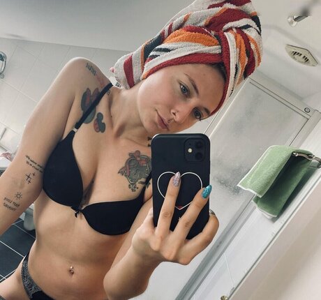 hi iam sara hot star img