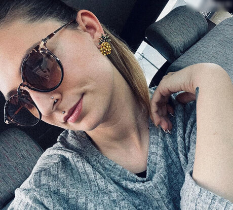 hi iam sara erotic model img