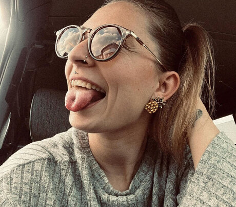 hi iam sara exclusive star images