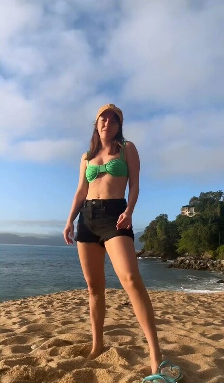 Fernanda Nobre model art galleries