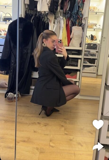 L a Elui model sexy photos