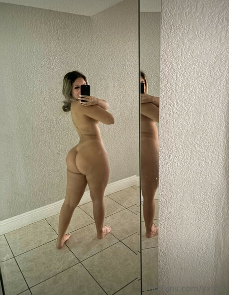 yxsniii erotic actress pic