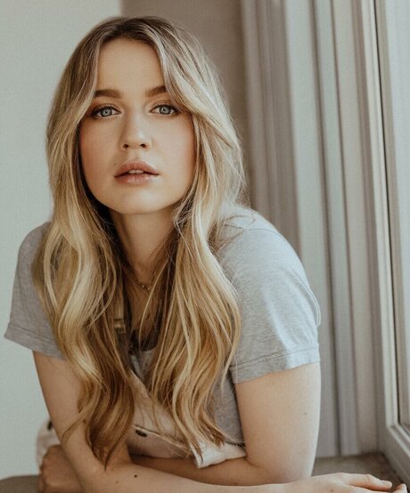 Roan Curtis model nude pics