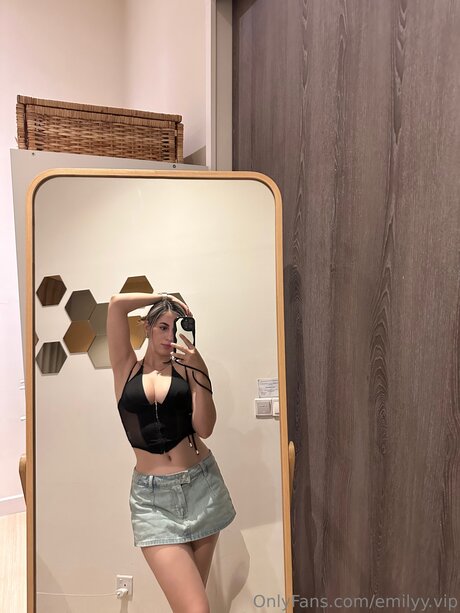 emilyy vip perfect model pics