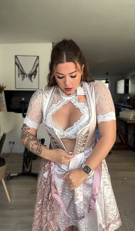 Die Meedtis model sexy picture