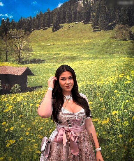 Die Meedtis sexy actress gallery