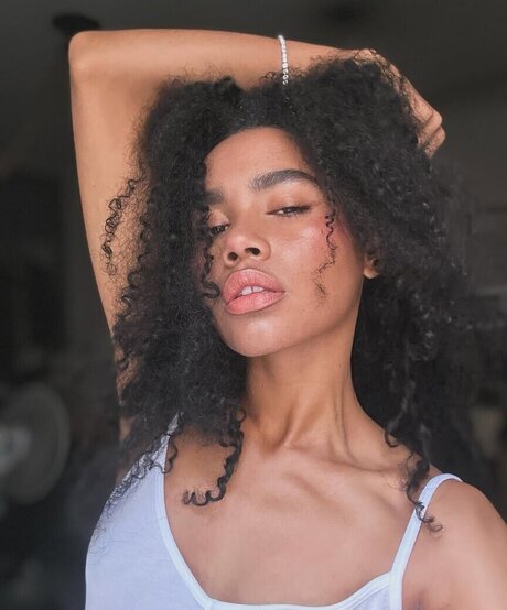 Paulacora100 pretty model pic