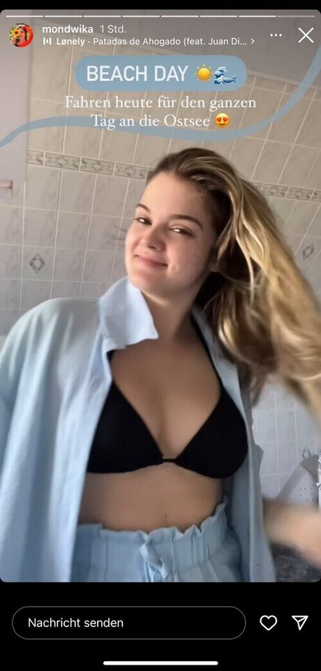 Mondwika model sexy picture