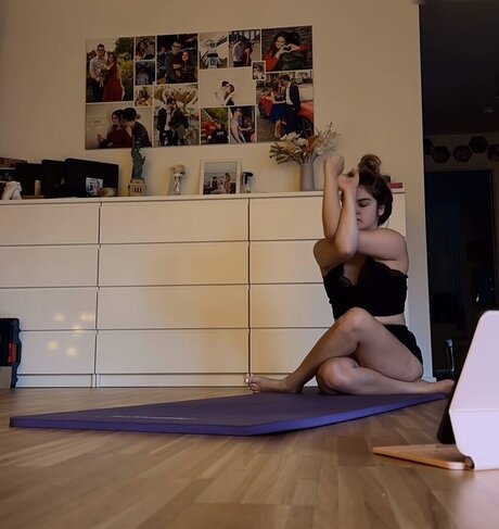 Mondwika star nudes pic