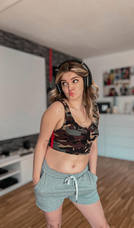 Mondwika model sex images